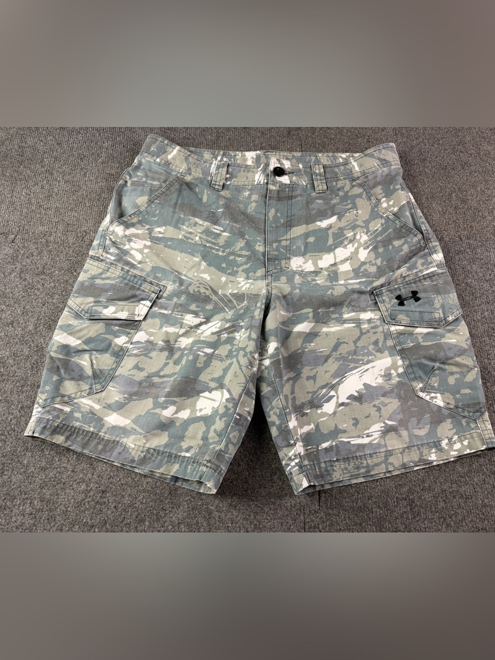 Under Armour Loose Heat Gear Mens Camo Cargo 10" Shorts Size 34 Gray